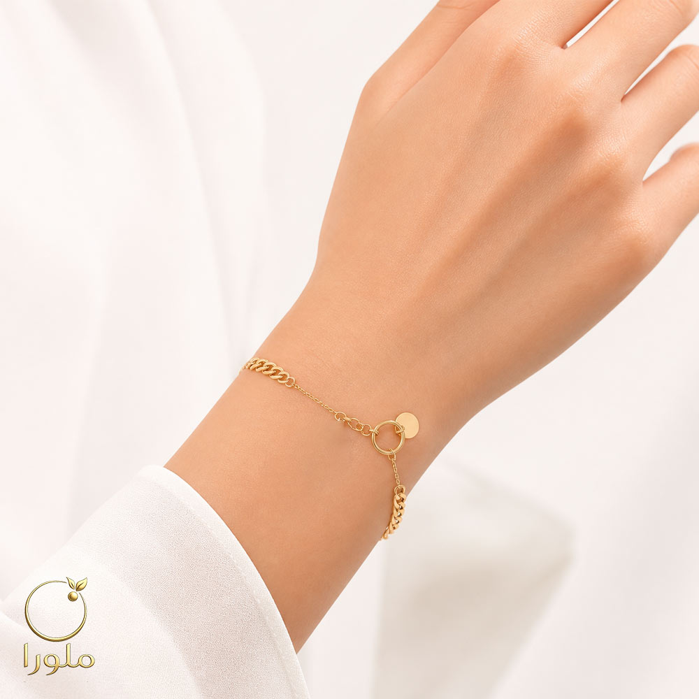دستبند زنجیر و کارتیه طلا زنانه کد 22006 در دست مدل