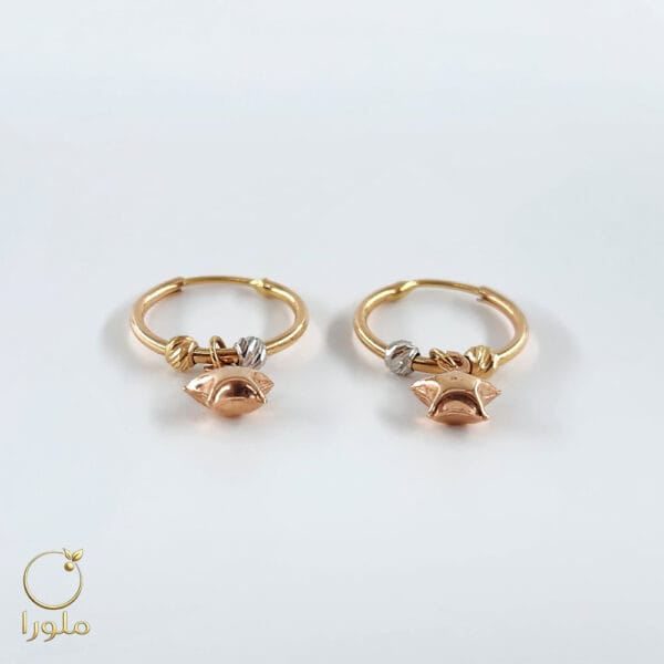 عکس از زاویه مایل از گوشواره حلقه ای طلا با آویز ستاره کد 26006