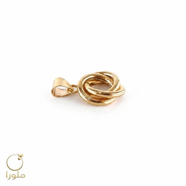 عکس از زاویه کنار پلاک آویز طلا طرح سه حلقه درهم کد 28010 وزن 1.09 گرم
