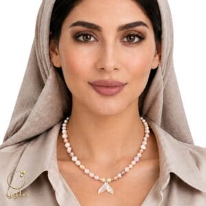 تن پوش گردنبند مروارید رنگی با دم وال صدفی و گوی طلا کد 11022