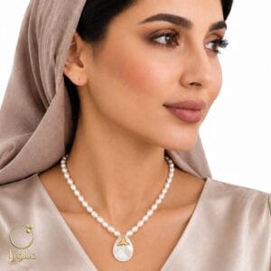 تن پوش گردنبند مروارید و صدف با پلاک دم وال طلا کد 11014