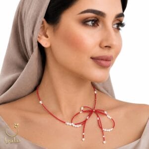 تن پوش گردنبند پاپیون مروارید و منجوق قرمز با گوی طلا کد 11016