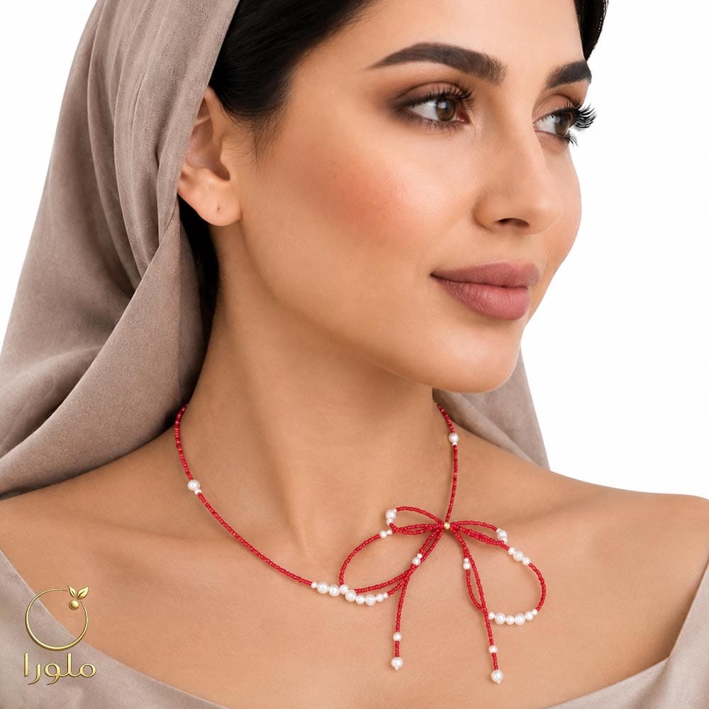 تن پوش گردنبند پاپیون مروارید و منجوق قرمز با گوی طلا کد 11016
